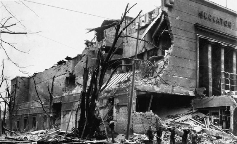 Горожане на разборке завалов. Октябрь 1944 г.