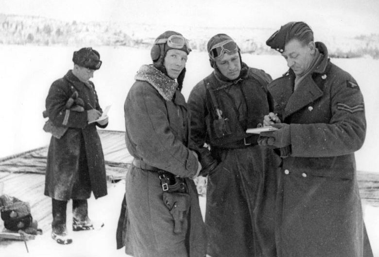 Советский пилот Герой Советского Союза Борис Сафонов и британские летчики 151-го авиакрыла. Осень 1941 г.