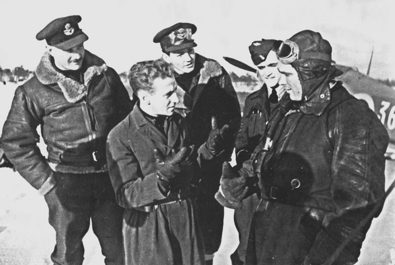 Советский пилот Герой Советского Союза Борис Сафонов и британские летчики 151-го авиакрыла. Осень 1941 г.