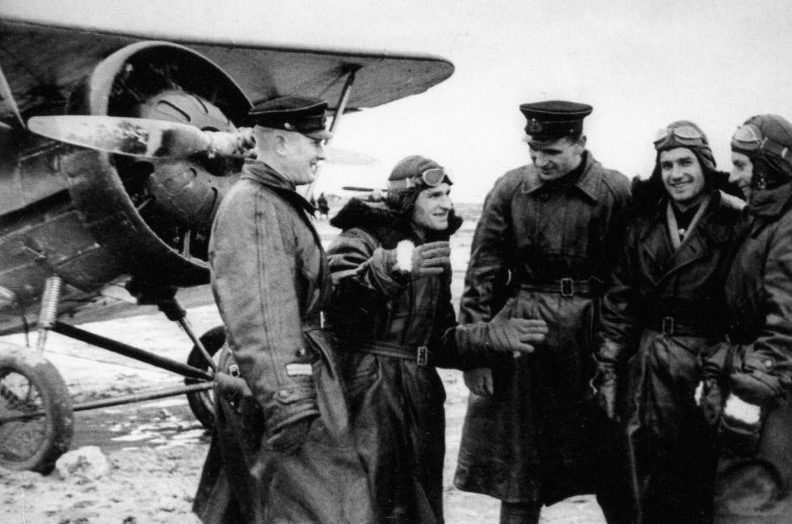 Летчики 11-го штурмового полка ВВС Черноморского флота на летном поле аэродрома Байдары под Севастополем у штурмовика И-5бис. Зима 1941 г. 