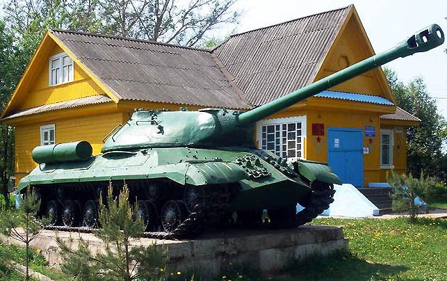Памятник-танк ИС-3 у музея воинской славы. 