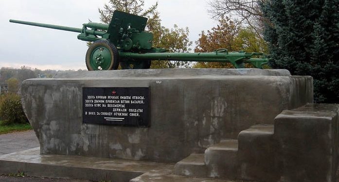 г. Ржев. Мемориальный памятник-пушка в честь освобождения Ржева.