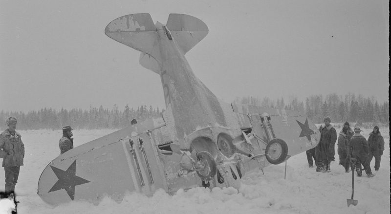 И-16 после вынужденной посадки в бухте Риска. Декабрь 1941 г.