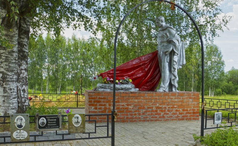 с. Кузьминское Калининского р-на. Памятник, установленный на братской могиле советских воинов.