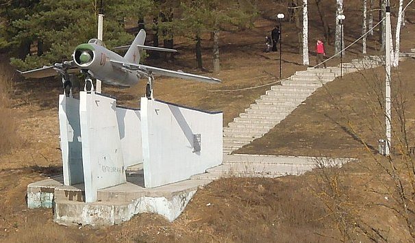 г. Ржев. Самолет-памятник МиГ-17 установленный в 1973 году в честь советских летчиков-освободителей Ржева.