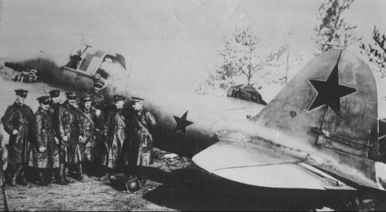 Пилоты 57-го бомбардировочного авиаполка ВВС Балтийского флота у штурмовика Ил-2. 1941 г.