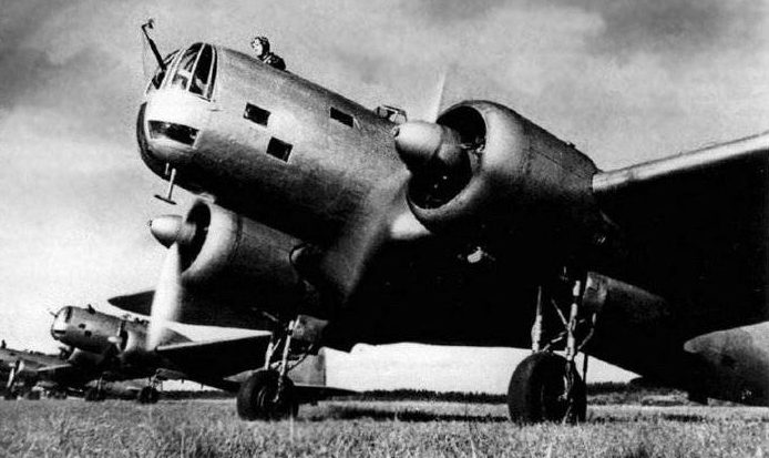 Эскадрилья советских бомбардировщиков ДБ-3А готовится к вылету. 1941 г.