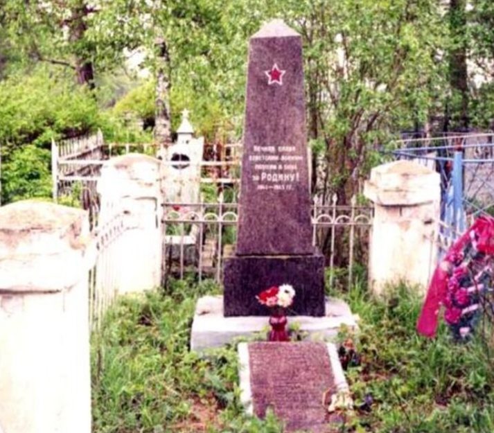с. Медное Калининского р-на. Памятник, установленный на братской могиле советских воинов.