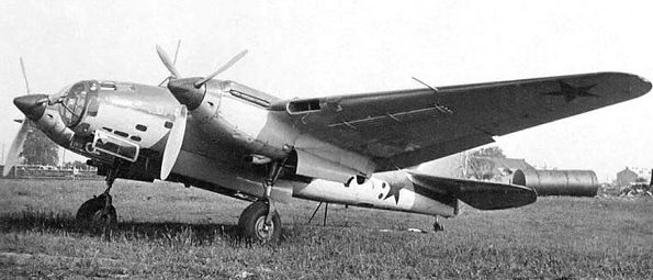Пикирующий бомбардировщик Ар-2 на аэродроме. 1941 г. 
