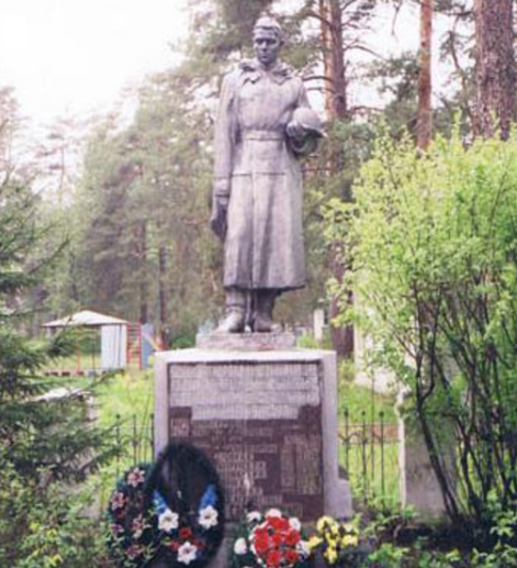 с. Медное Калининского р-на. Памятник, установленный на братской могиле советских воинов.