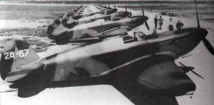 Истребители Як-1 на летном поле. 1941 г. 