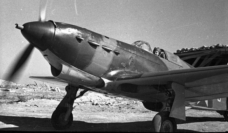 Герой Советского Союза капитан Авдеев в кабине Як-1 выруливает на старт Херсонесского аэродрома. 1941 г. 