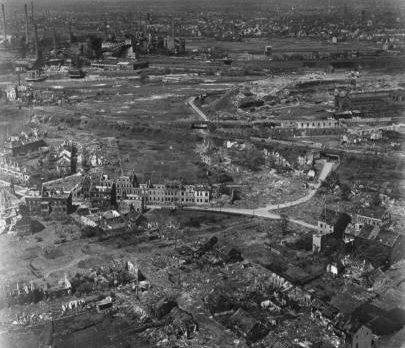 Вид с высоты на центр города после бомбардировки Союзников. Октябрь 1944 г. 