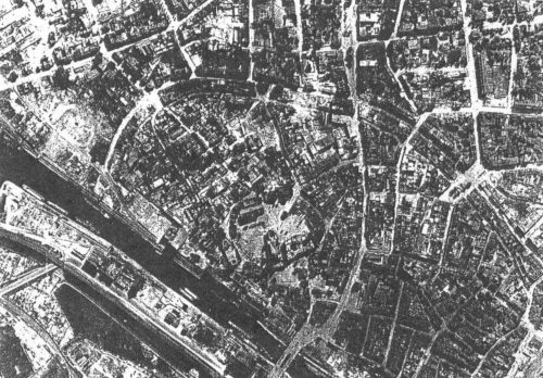 Вид с высоты на центр города после бомбардировки Союзников. Октябрь 1944 г.
