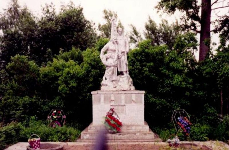 д. Некрасово Калининского р-на. Памятник, установленный на братской могиле советских воинов.