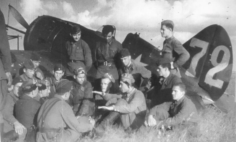 Летчики 4-й эскадрильи 67-го истребительного авиационного полка у истребителя И-16 на аэродроме Болгарийка. Июль 1941 г. 