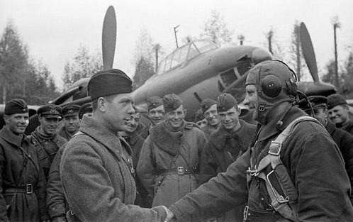 Поздравление бомбардировщиков после удачного вылета. Ленинград, 1942 г. 