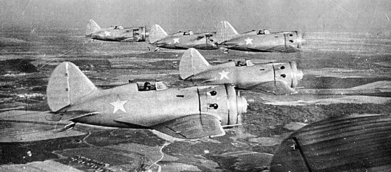 Истребители И-16 в полете. 1942 г.