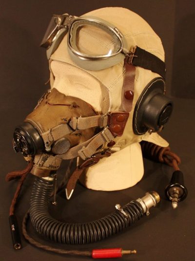 Шлемофон летний типа D с кислородной маской и очками.