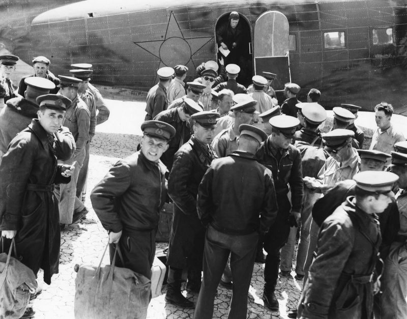 Советские пилоты прибыли на базу Abadan Field в Иране, для приемки по ленд-лизу и перегона самолетов в СССР. 1942 г.