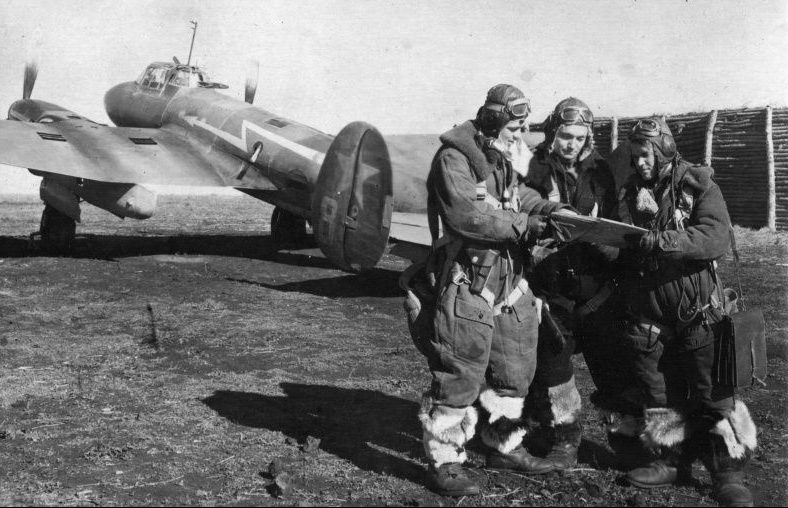 Пе-2 с экипажем на полевом аэродроме. 1942 г. 