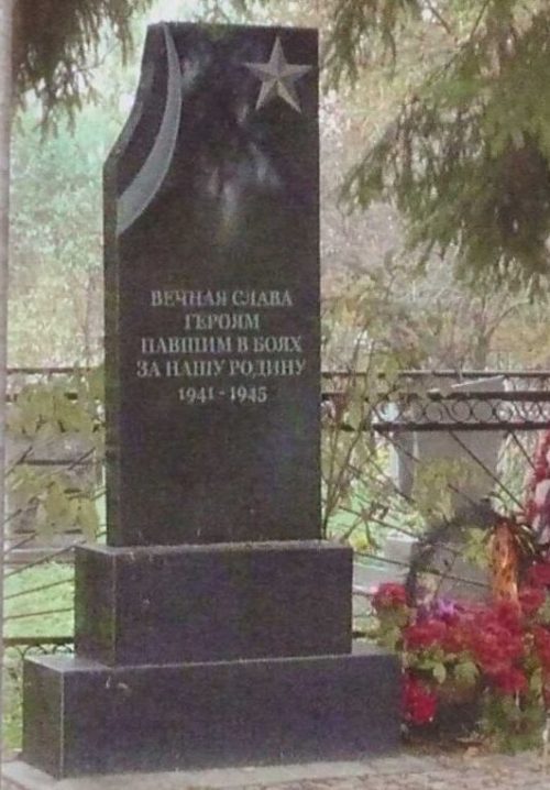 с. Пушкино Калининского р-на. Памятник, установленный на братской могиле советских воинов.