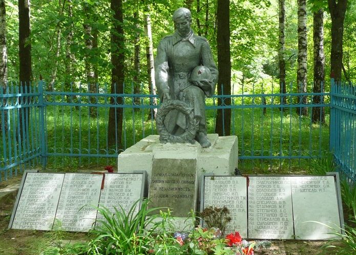 с. Татево Оленинского округа. Памятник, установленный на братской могиле советских воинов.