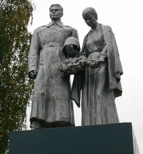 г. Ржев, северная окраина города. Памятник, установленный на братском кладбище советских воинов, погибших в годы войны.