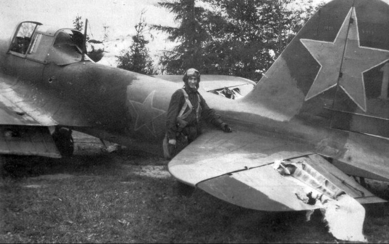Одноместный штурмовик Ил-2, получивший пять попаданий 37-мм снарядов, но вернувшийся на аэродром. 1942 г.
