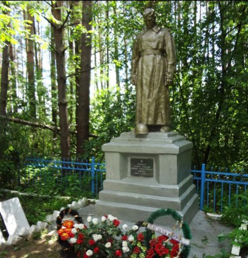 д. Рябеево Калининского р-на. Памятник, установленный на братской могиле советских воинов.