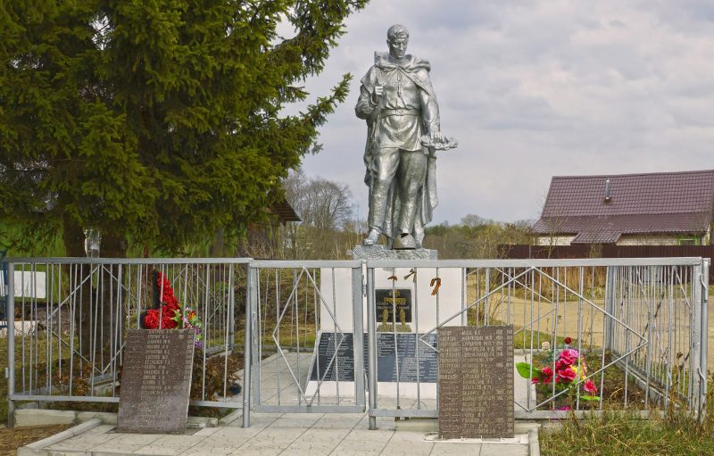 д. Савватьево Калининского р-на. Памятник, установленный на братской могиле советских воинов.