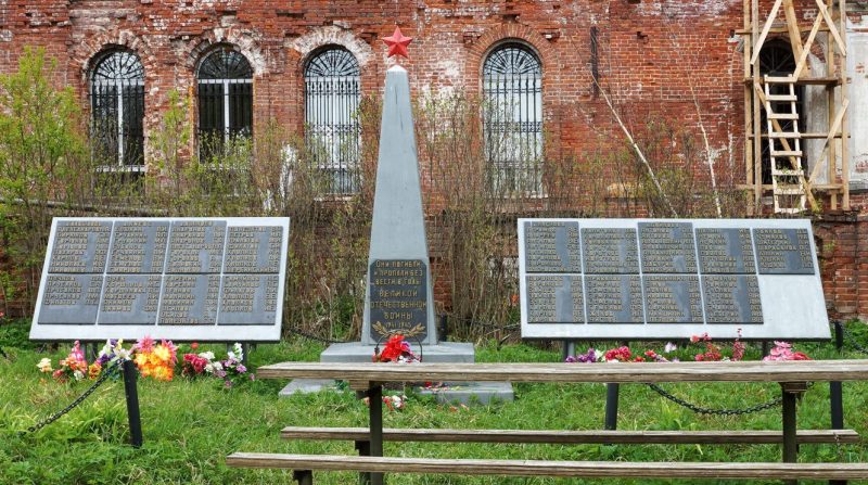 с. Садыково Калининского р-на. Памятник, установленный на братской могиле советских воинов.