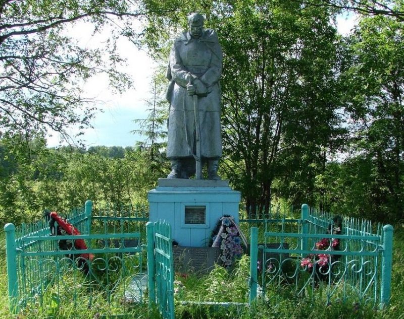 д. Сухая Орча Ржевского р-на. Памятник, установленный на братской могиле советских воинов, погибших в годы войны.