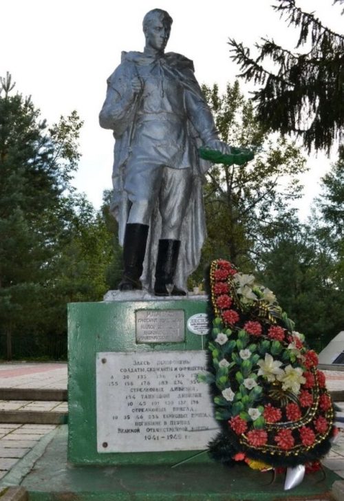 с. Сухуша Ржевского р-на. Памятник, установленный на братской могиле советских воинов, погибших в годы войны.