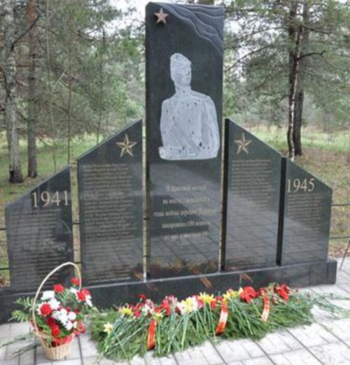 д. Степаньково Калининского р-на. Памятник, установленный на братской могиле советских воинов.