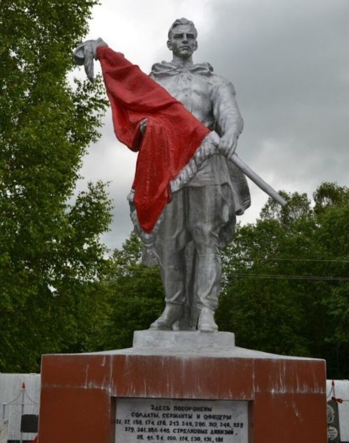 д. Сытьково Ржевского р-на. Памятник, установленный на братской могиле советских воинов, погибших в годы войны.
