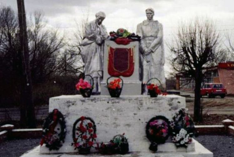 с. Тургиново Калининского р-на. Памятник, установленный на братской могиле советских воинов.