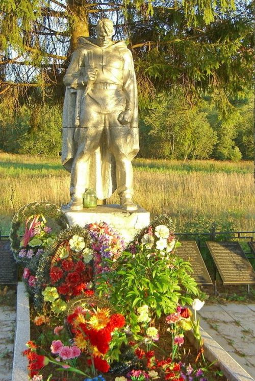 д. Белково Осташковского городского округа. Памятник, установленный на братской могиле советских воинов.