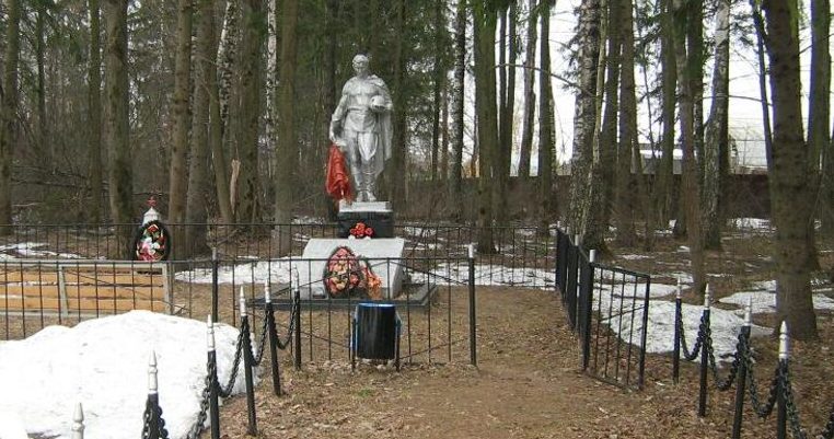 с. Цветково Калининского р-на. Памятник, установленный на братской могиле советских воинов.
