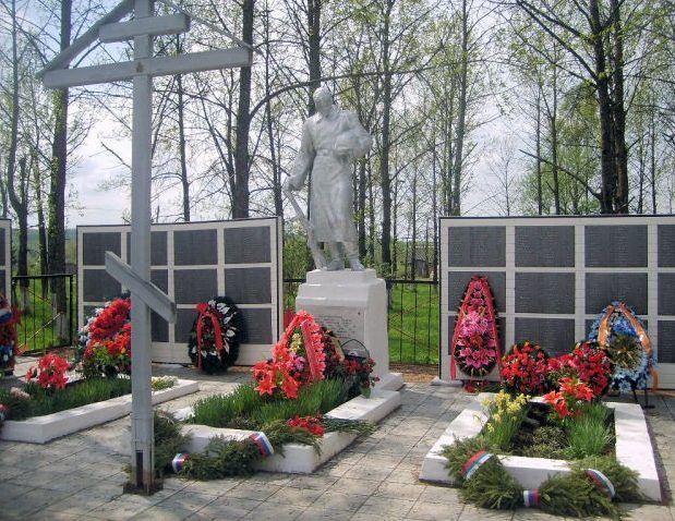 д. Трубино Ржевского р-на. Памятник, установленный на братской могиле советских воинов, погибших в годы войны.