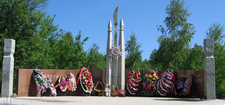 д. Филькино Ржевского р-на. Мемориал, открытый в 1994 голу в честь воинов-якутян, где увековечено 450 имён. 