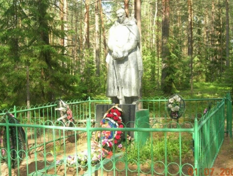 п. Бор Осташковского городского округа. Памятник, установленный на братской могиле советских воинов.
