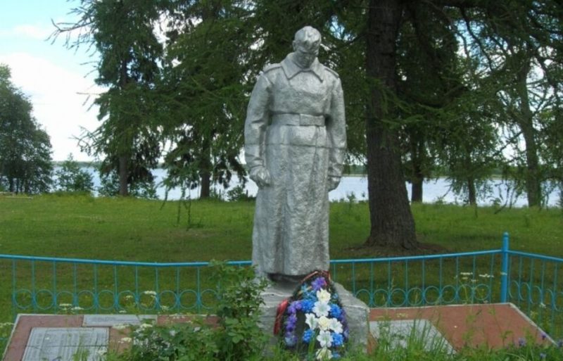 д. Вятка Осташковского городского округа. Памятник, установленный на братской могиле советских воинов.