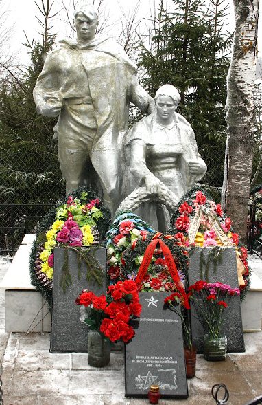 д. Дубье Осташковского городского округа. Памятник, установленный на братской могиле советских воинов.