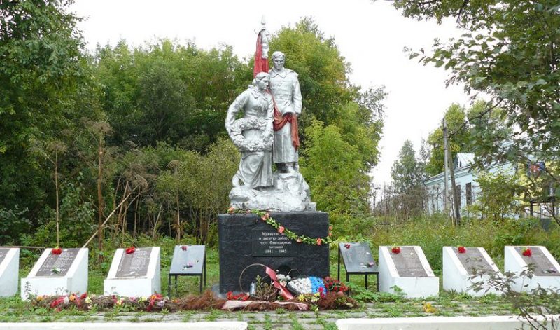 п. Эммаус Калининского р-на. Памятник, установленный на братской могиле, в которой похоронено 294 советских воина, в т.ч. 75 неизвестных.