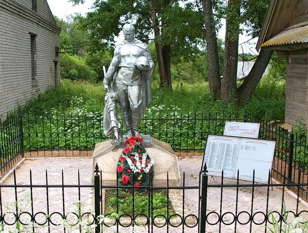 п. Жуково Осташковского городского округа. Памятник, установленный на братской могиле советских воинов.