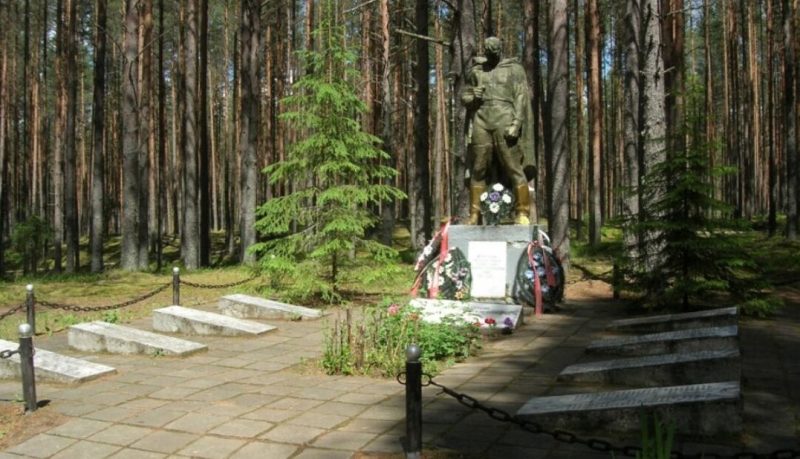д. Залучье Осташковского городского округа. Памятник, установленный на братской могиле советских воинов.