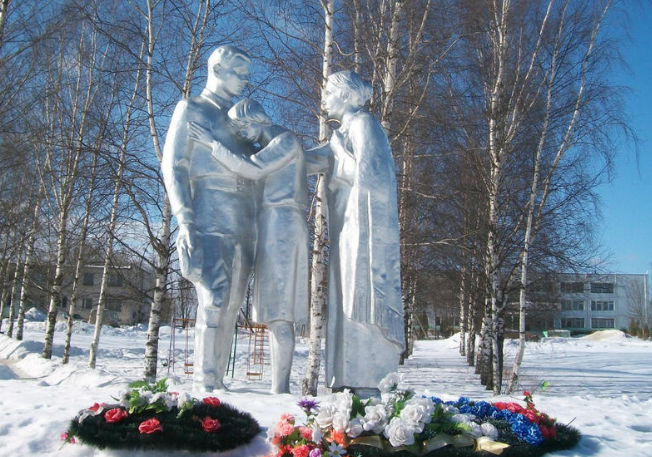 п. Эммаусс Калининского р-на. Памятник советским воинам.
