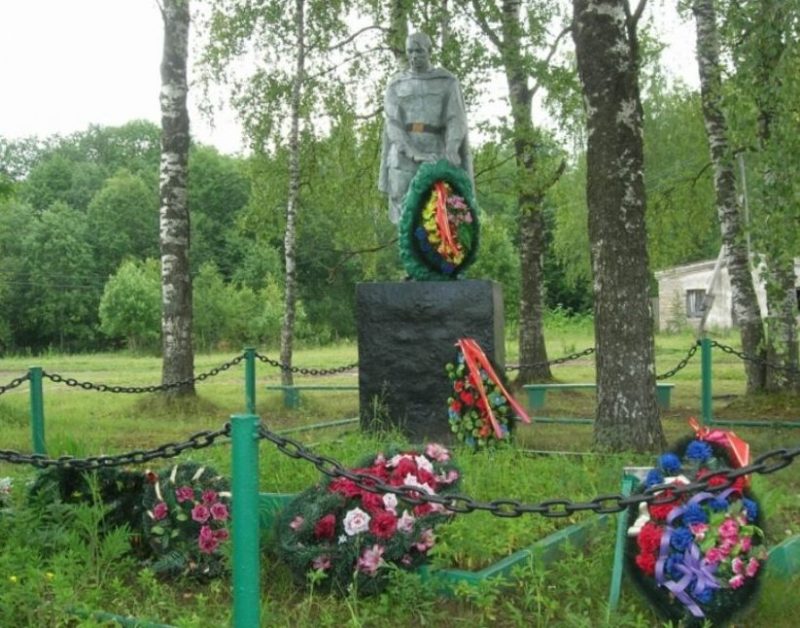 д. Зехново Осташковского городского округа. Памятник, установленный на братской могиле советских воинов.