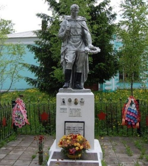 с. Чертолино Ржевского р-на. Памятник, установленный на братской могиле советских воинов, погибших в годы войны.